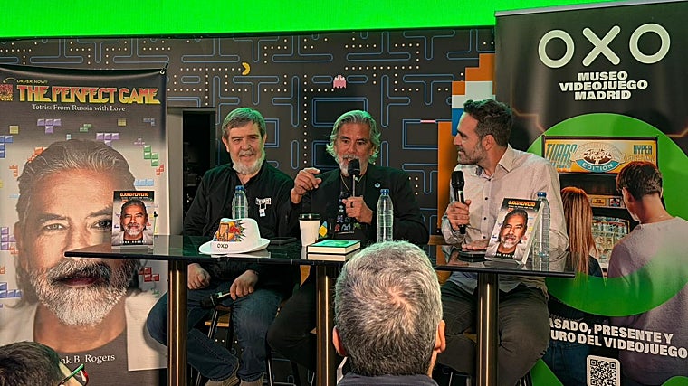 Pajitnov (a la izquierda) junto a Rogers (centro) en una conferencia celebrada la semana pasada en el Museo OXO